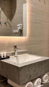 a bathroom with a sink and a mirror at وسط المدينة للشقق السكنيه in Medina
