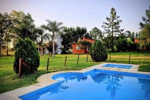 a swimming pool in the yard of a house at Cabaña La Joaquina in Colón