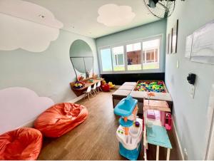 a childrens room with two beds and a table at Garden 2 quartos com churrasqueira in Bauru