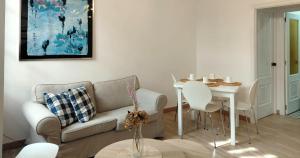 a living room with a couch and a table at Casa dos Cantares in Padrón