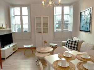 a living room with a couch and a tv at Casa dos Cantares in Padrón