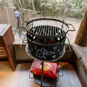 a pot on top of a grill in a porch at Chalé Tororão - São Jorge GO in Sao Jorge