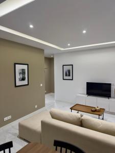a living room with a couch and a table at T3 Moderno e Confortável in Praia