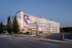 a rendering of a hotel with a parking lot at Spark by Hilton Chattanooga Downtown in Chattanooga