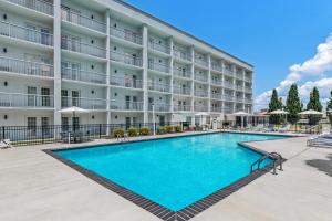 a swimming pool in front of a hotel at Spark by Hilton Chattanooga Downtown in Chattanooga