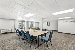 an office meeting room with a long table and chairs at Spark by Hilton Chattanooga Downtown in Chattanooga +28 photos