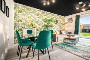 2 Bedroom House with 4 Beds, 3 Doubles & 1 Single - In Salford, 6 mins ...