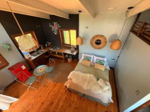 an overhead view of a bedroom with a bed and a desk at Tiny House Detrás del río in Colbún +15 photos