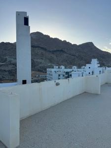 a white wall with a tower on top of a building at رحاب قريش in Al Masfalah