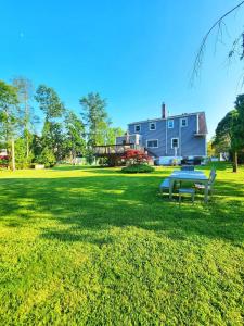 a park with a bench in front of a house at Starlight Guesthouse in West Orange