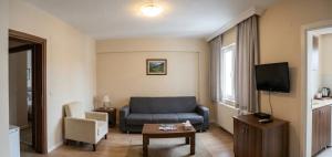 a living room with a couch and a tv at Rasim otl in Göksun