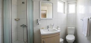 a bathroom with a sink and a toilet and a shower at Rasim otl in Göksun