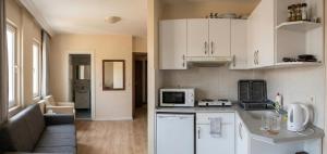 a small kitchen with a couch and a microwave at Rasim otl in Göksun +15 photos