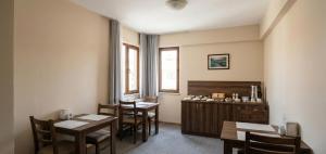 a restaurant with tables and chairs in a room at Rasim otl in Göksun