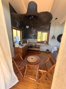 a kitchen with a table and chairs in a room at Tiny House Al lado del río in Linares