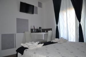1 dormitorio con 1 cama con 2 toallas en Hostal Meyra, en Madrid