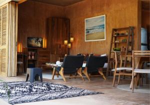a living room with chairs and a table at Mazul Puerto Escondido in Tlachicón