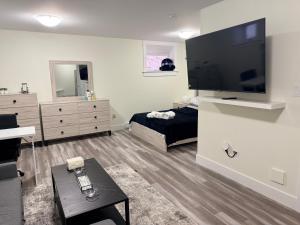 ein Schlafzimmer mit Bett und Flachbildfernseher in der Unterkunft Sanctuary! in Halifax
