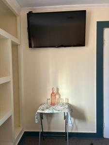 a table in a room with a television on a wall at Bercy in Valdivia