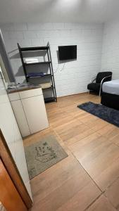 a room with a bed and a floor with a rug at Quarto Para Dormir Próximo do Aeroporto Gru POUSO RÁPIDO in Guarulhos