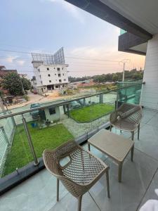 two chairs and a table on a balcony at Les Sublimes Residences Tweens in Abidjan +6 photos