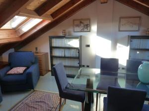 a living room with a glass table and chairs at Appartamento Lago Maggiore in Arona