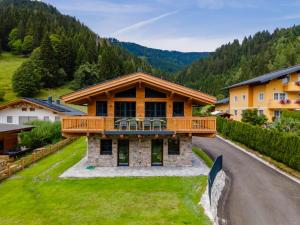 a house in the mountains with a balcony at Wagrainer TauernLodge 42A in Wagrain