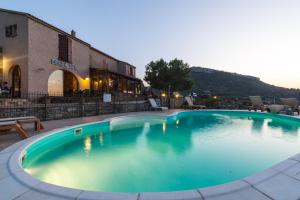 Nespecifikovaný výhled na hory nebo výhled na hory při pohledu z hotelu