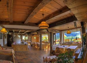 A restaurant or other place to eat at Sonnleiten - Guggerhof - Villa Sonnenwies