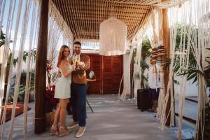 a man and a woman standing under a tent at Ankura Preá Spa & Boutique Hotel in Cruz