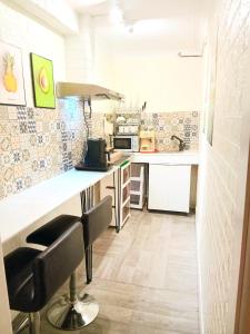 a kitchen with a counter and chairs in it at Central Simple Cambridge stay in Cambridge