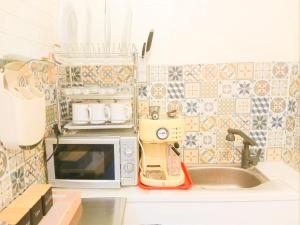 a kitchen with a mixer and a microwave at Central Simple Cambridge stay in Cambridge