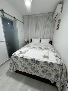 a bedroom with a large bed in a room at Residencial christall ap 2-A in Santiago de los Caballeros