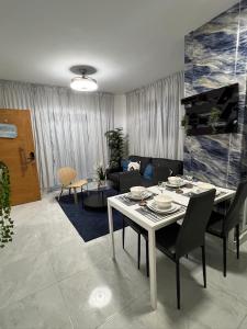 a living room with a white table and chairs at Residencial christall ap 2-A in Santiago de los Caballeros