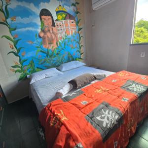 a bedroom with a bed with a painting on the wall at Apto 1,5 km do Shop. Manauara in Manaus