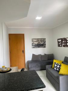 ein Wohnzimmer mit Sofa und Tisch in der Unterkunft LP House in Bicas