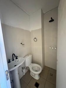 a bathroom with a toilet and a sink at Departamento Cómodo y Accesible in Humahuaca