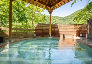 an indoor swimming pool with a pergola at Marumine Kanko Hotel in Aizuwakamatsu