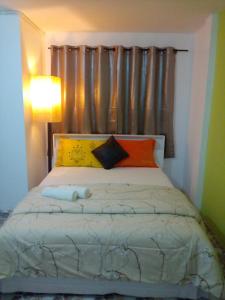 - une chambre avec un lit et deux oreillers dans l'établissement U-SA-BY House, à Nonthaburi