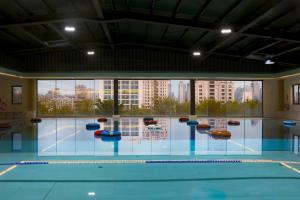 duży basen z widokiem na miasto w obiekcie Divecube Hotel w mieście Taizhong