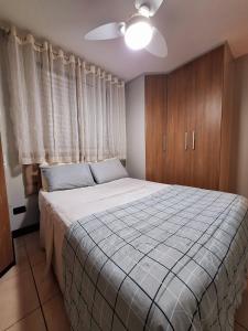 a bedroom with a bed and a ceiling fan at Apto 3 dorms proximo a UFABC e CPTM in Santo André