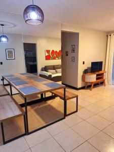 a living room with a table and a couch at Apto 3 dorms proximo a UFABC e CPTM in Santo André