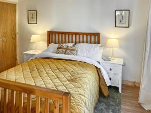 ein Schlafzimmer mit einem großen Bett und zwei Lampen in der Unterkunft Island Lodge - Uk46767 in Little Baddow