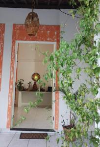 a room with a mirror and a plant at Quarto privativo em casa compartilhada in Aracaju