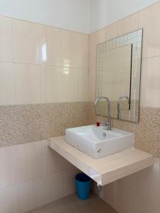 a bathroom with a sink and a mirror at Ying Fah Resort in Ban Na Sok