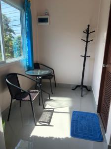 a room with two chairs and a table and a window at Ying Fah Resort in Ban Na Sok