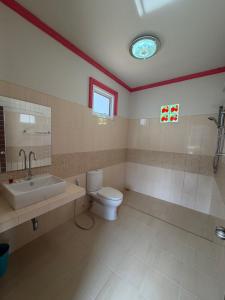 a bathroom with a toilet and a sink at Ying Fah Resort in Ban Na Sok