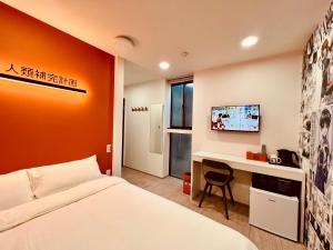 a bedroom with a bed and a desk and a tv at Osaka03 地铁站步行两分钟 直达难波 日本桥 梅田 关西机场 in Osaka