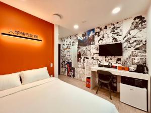 a bedroom with a bed and a desk with a television at Osaka03 地铁站步行两分钟 直达难波 日本桥 梅田 关西机场 in Osaka