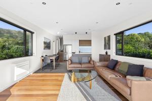 a living room with a couch and windows at Vista al Mar in Pohara